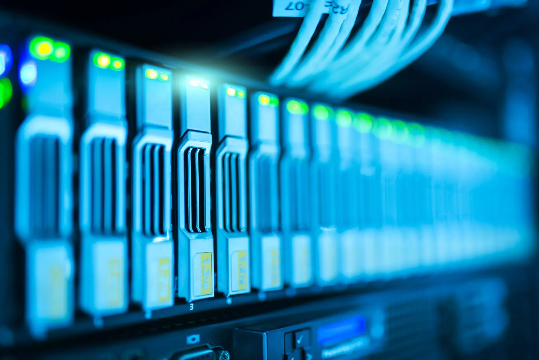 光纤通信技术新进展：分光器与光交箱在5G网络中的协同应用
